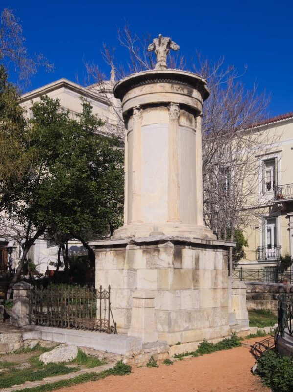 O Monumento Coral de Lisicrates foi erguido em 335 a.C. pelos liturgistas Lisicrates depois que sua peça ganhou o primeiro prêmio, e ainda permanece até hoje.
