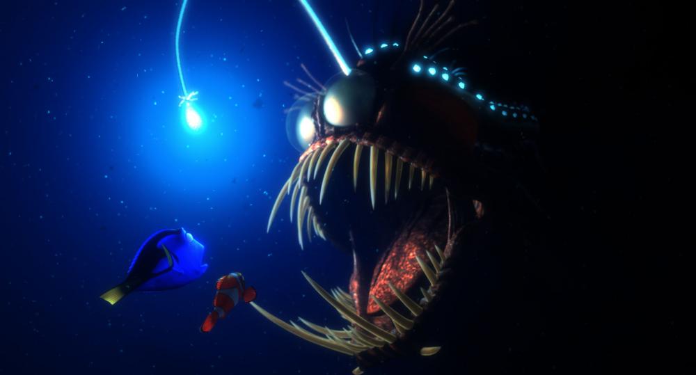 Dory e Marlin encontram um tamboril faminto no filme Procurando Nemo.