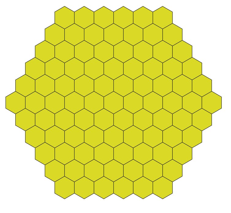 O padrão hexagonal do favo de mel é a maneira mais eficiente de cobrir um espaço em ladrilhos idênticos.